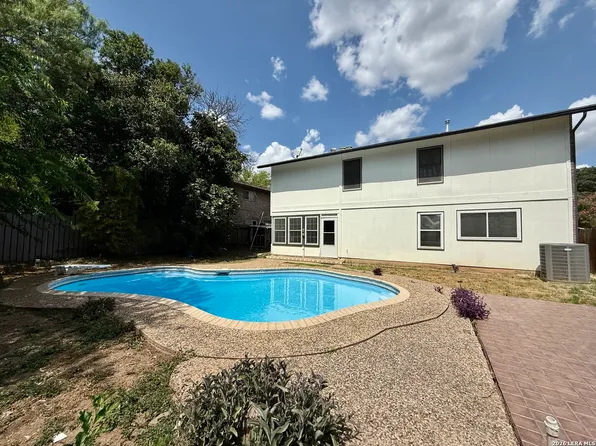 8711 Woods End, San Antonio, TX 78240