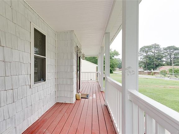 3rd image of 401 Briarwood Cir