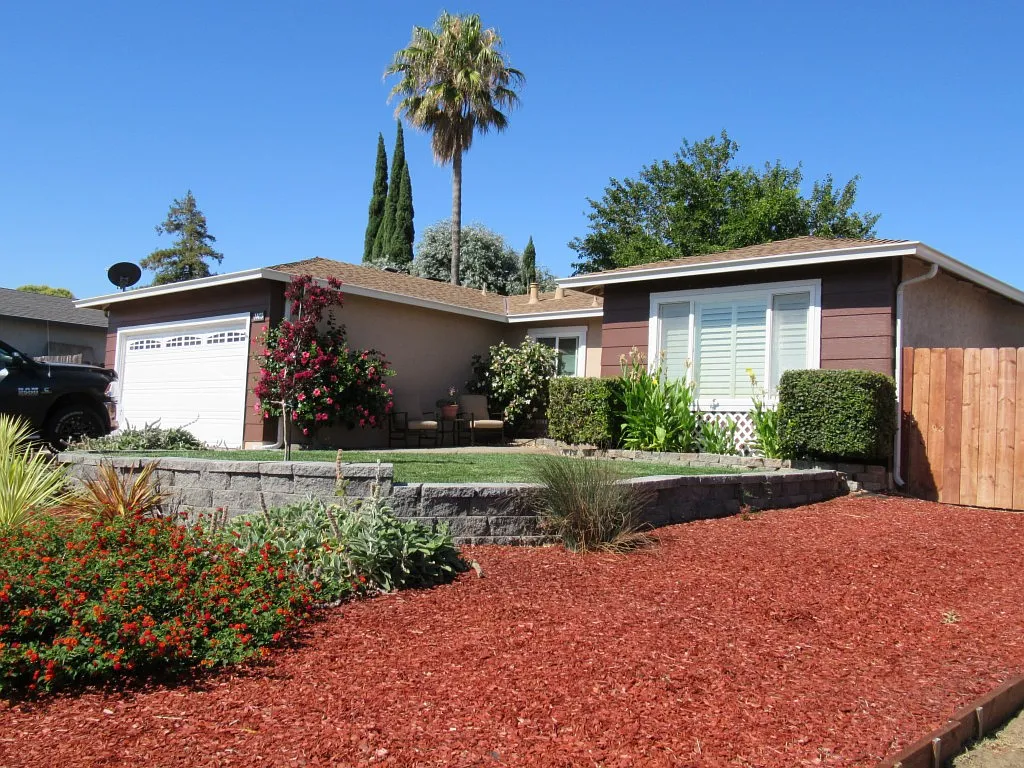 1403 Springhill Dr photo 1
