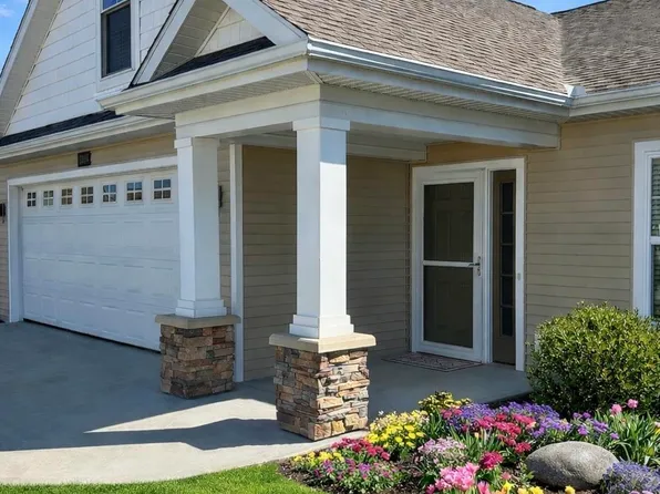 11404 S Lake Dr, Holland, MI 49424