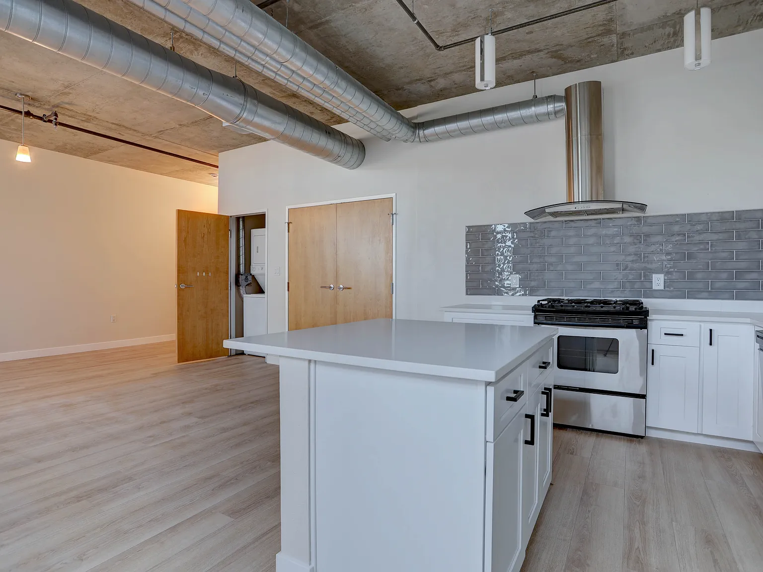 1 bed, 989 sqft, $2,350 — Photo 4