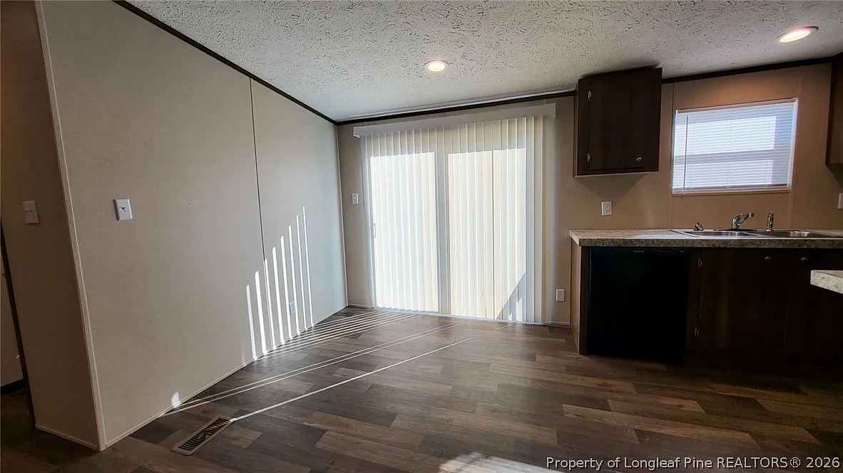 3 bed, 2.0 bath, 1300 sqft, $1,295 — Photo 4