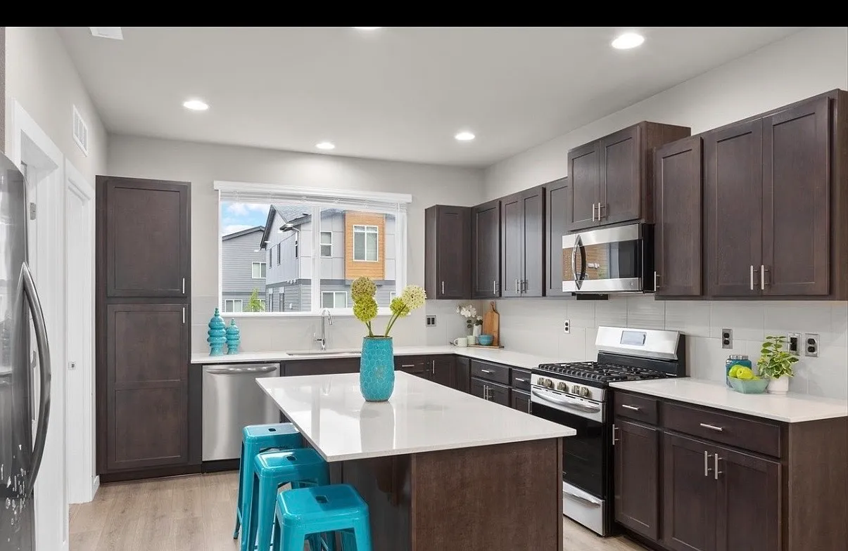 3 bed, 2.5 bath, 1842 sqft, $3,200 — Photo 3