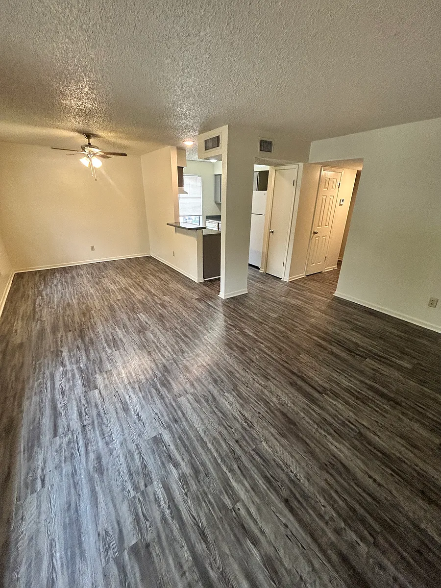Building Photo - 405 Summer Ct #B