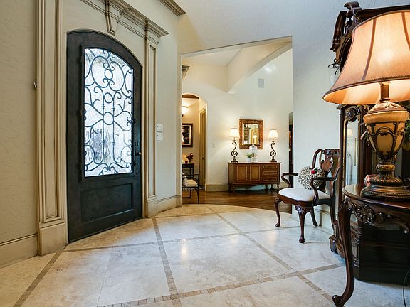 5th image of 625 Deerwood Ln