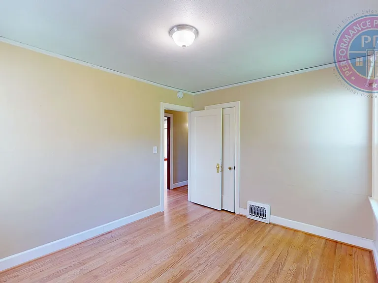 2605 NE 9th Ave — Photo 14