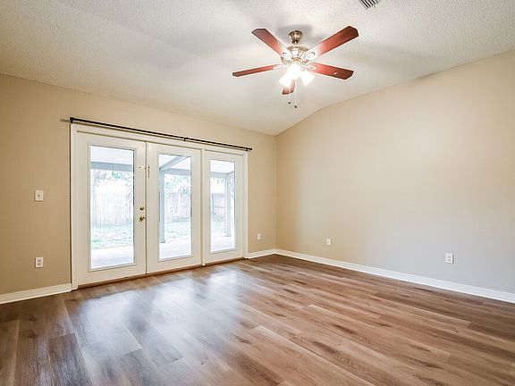 4th image of 1012 Hornbeam St