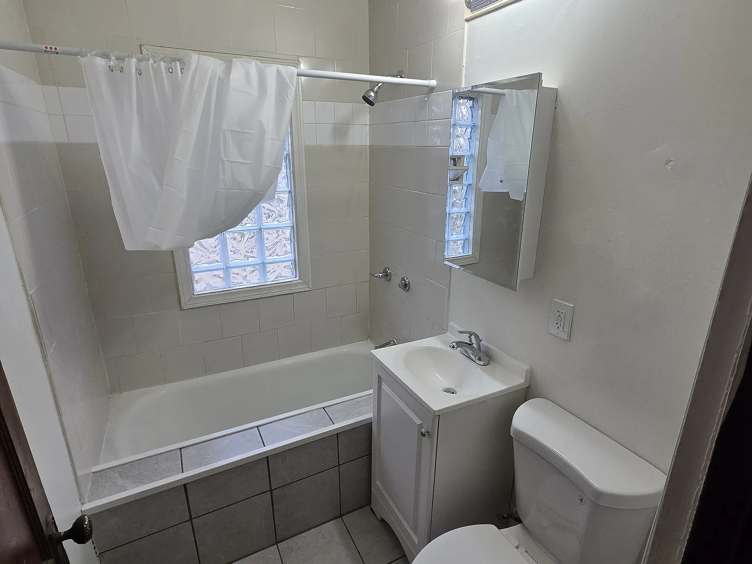 4 bed, $1,900 — Photo 3