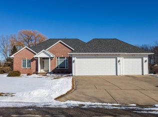 1582 Meadow Wood Ct, Green Bay, WI 54313