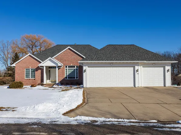 1582 Meadow Wood Ct, Green Bay, WI 54313