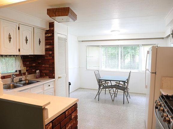5th image of 155 Etna Rd Unit B