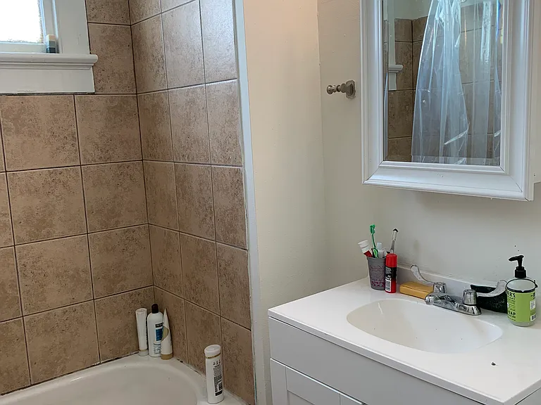 2419 Laharpe St — Photo 11