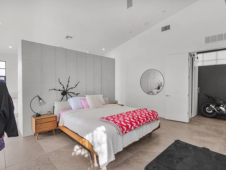 8430 S 10th Ln — Photo 18