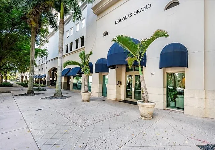 Douglas Grand Condo — Photo 1