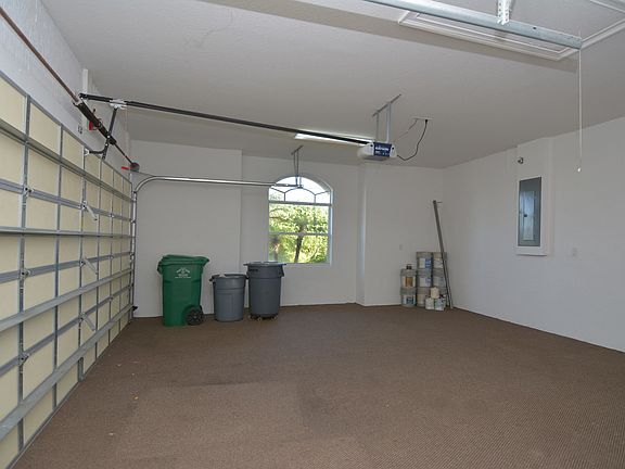 3rd image of 792 NW Treemont Ave