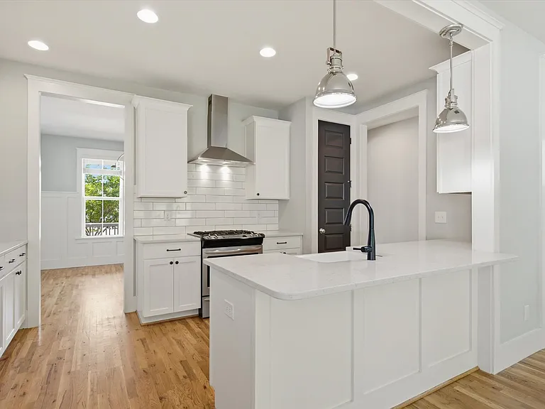 201 Bluffwood Ave — Photo 18