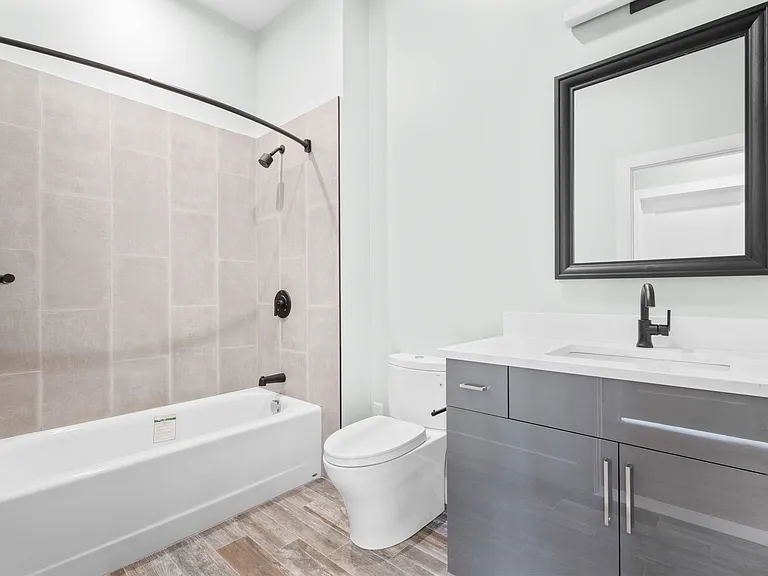60 Cross St E #105 — Photo 15
