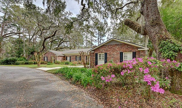 1st image of 14 Black Banks Dr