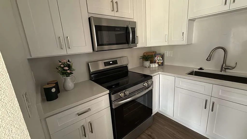 3 bed, 1200 sqft, $2,700 — Photo 2