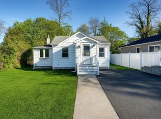 18 Cedar Rd E, Mastic Beach, NY 11951