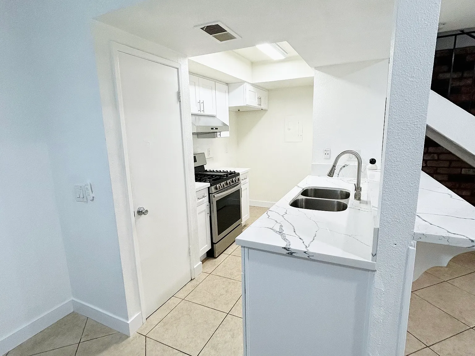 2 bed, 835 sqft, $2,650 — Photo 2