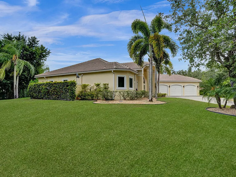 15910 Lindbergh Ln — Photo 43