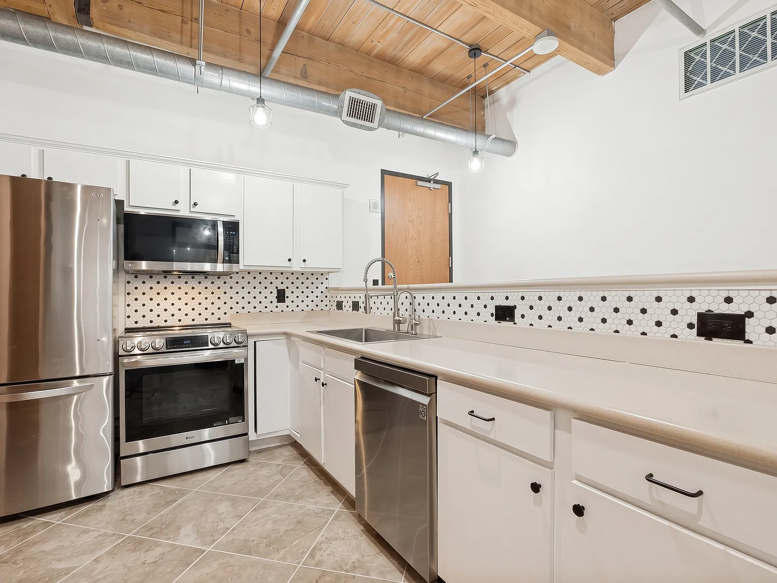 1 bed, 1103 sqft, $2,250 — Photo 3