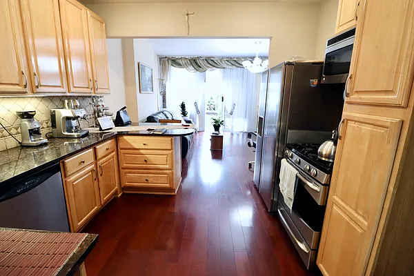 Rented by New York Realty Minimax Inc | media 4