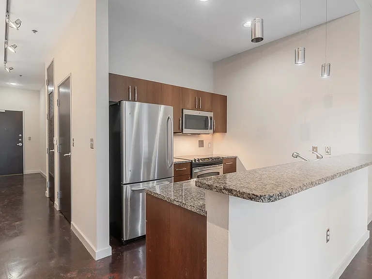 Main 3 Downtown — Photo 34