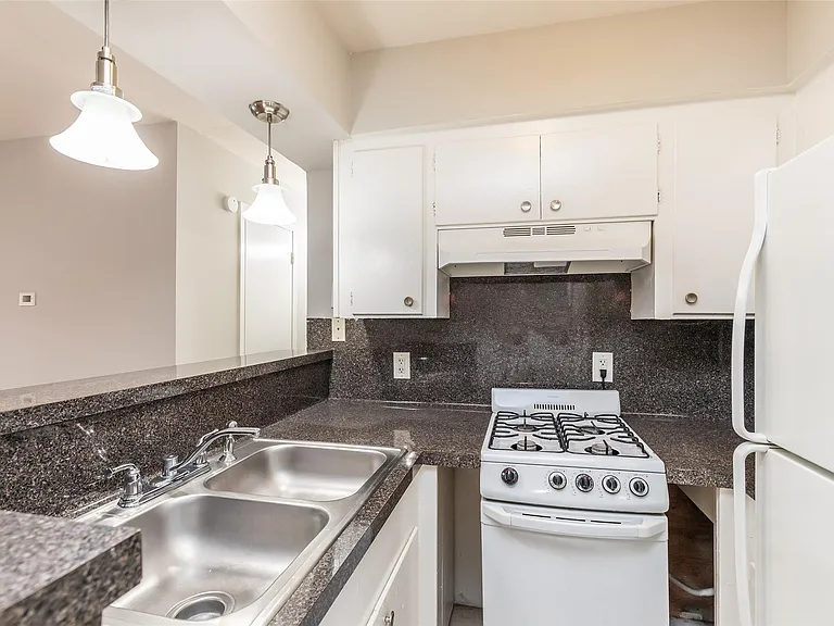 425 Emerson St #13 — Photo 8
