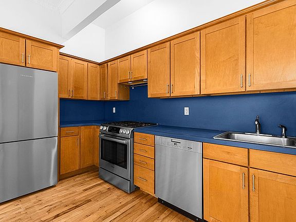 5th image of 743 Union St APT 1R