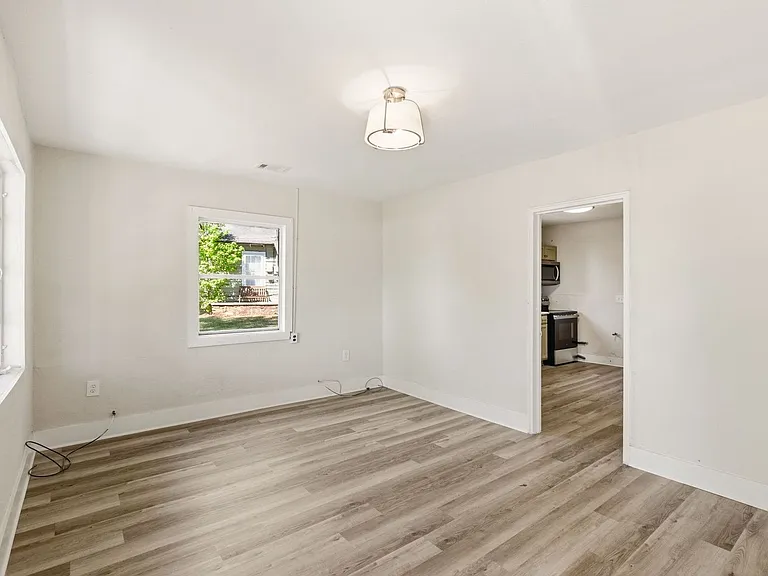 116 Chester Ave — Photo 6