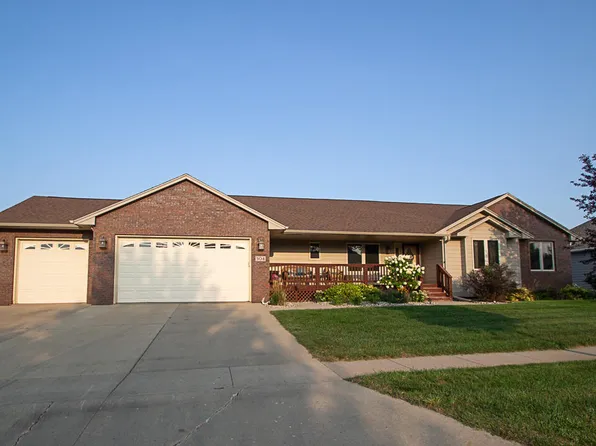 504 N Sagehorn Dr, Hartford, SD 57033