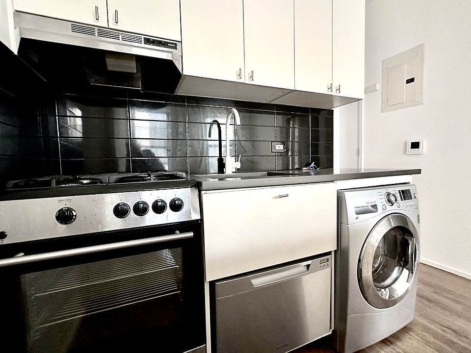 1st image of 410 W 36th St APT 4RW