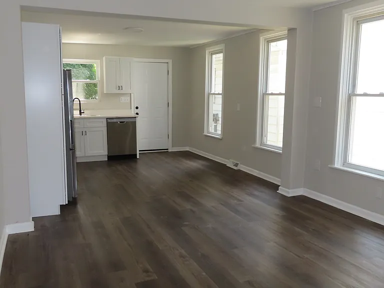 828 Broad St — Photo 6