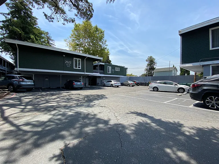 Tahoe Terrace Apartments — Photo 14