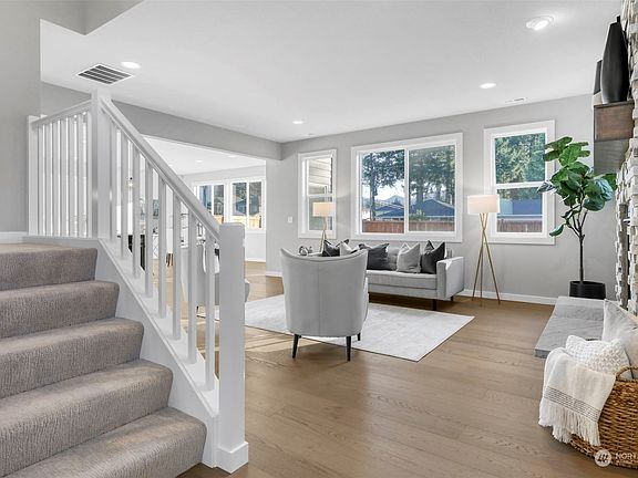 3rd image of 906 Gaines Avenue SE