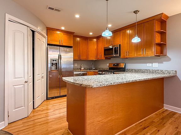 4th image of 160 W Burton Pl APT 2R