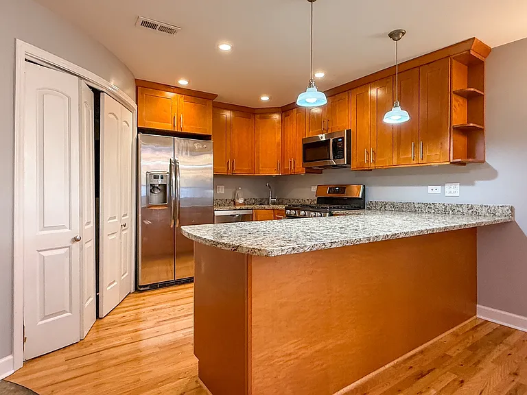 160 W Burton Pl #2R — Photo 4