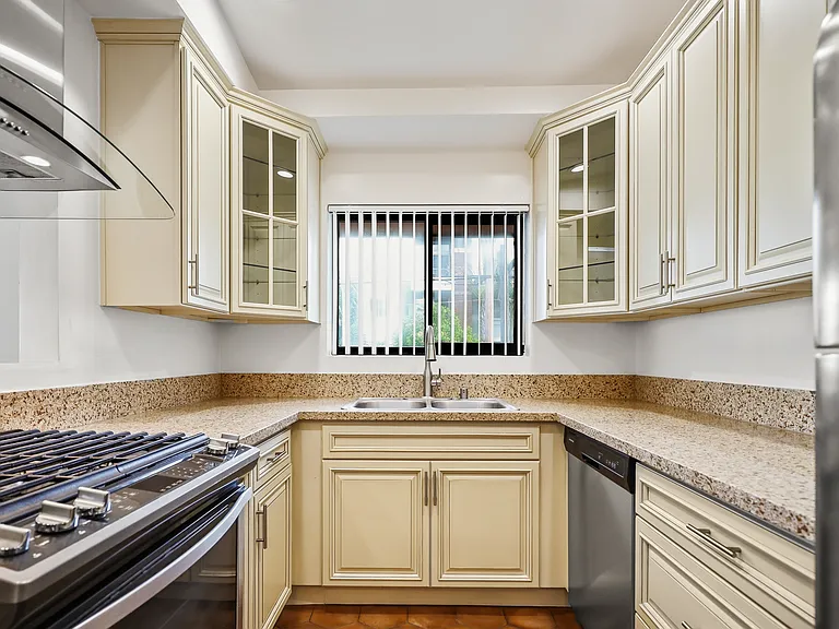 1563 Brockton Ave — Photo 9