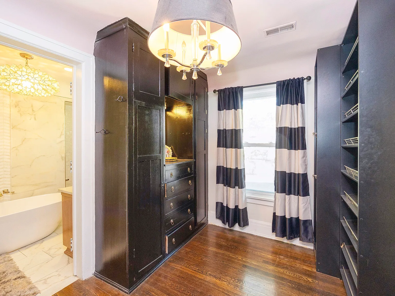 Historic Beauty: 3BR Near Downtown Detroit & | Henry Ford — Photo 4
