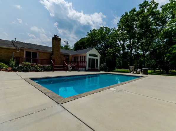 887 Woodbury Dr, Kearneysville, WV 25430