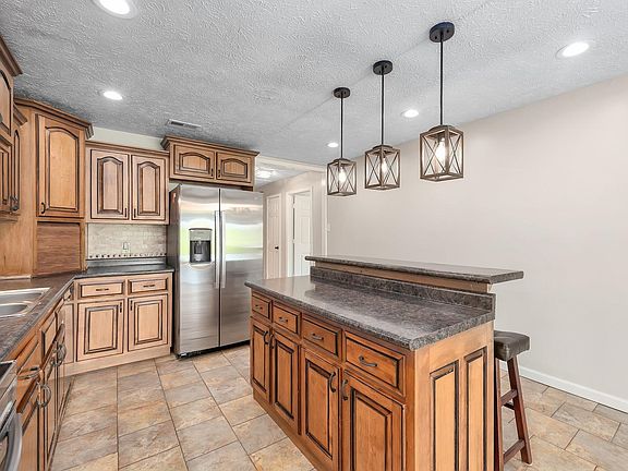 4th image of 200 Hillcrest Dr