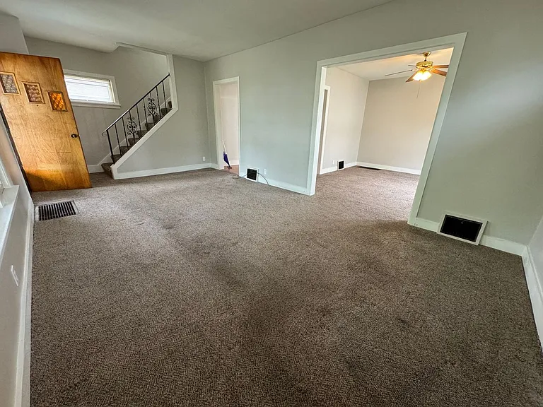 220 John St — Photo 13