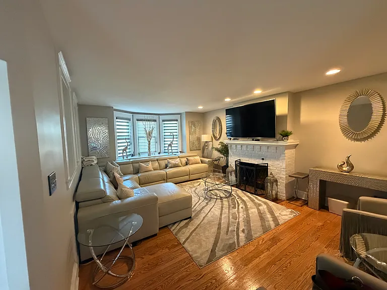214 W 39th St — Photo 7
