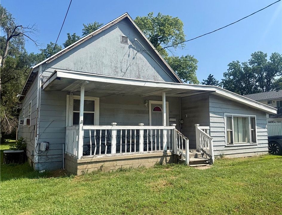 2nd image of 913 Maple St