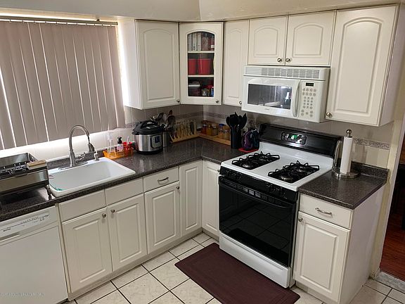 5th image of 35 Armand St Unit 21