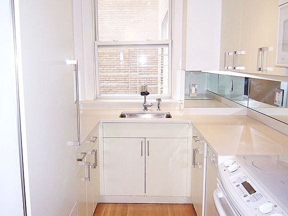 2nd image of 40 W 55th St APT 6C