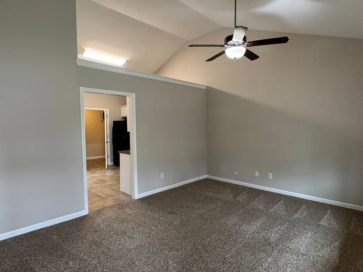3 bed 2 bath home in great neighborhood in Smyrna close to dining, entertainment and I-24 and I-840 — Photo 4