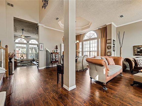 4th image of 1109 Barrington Dr